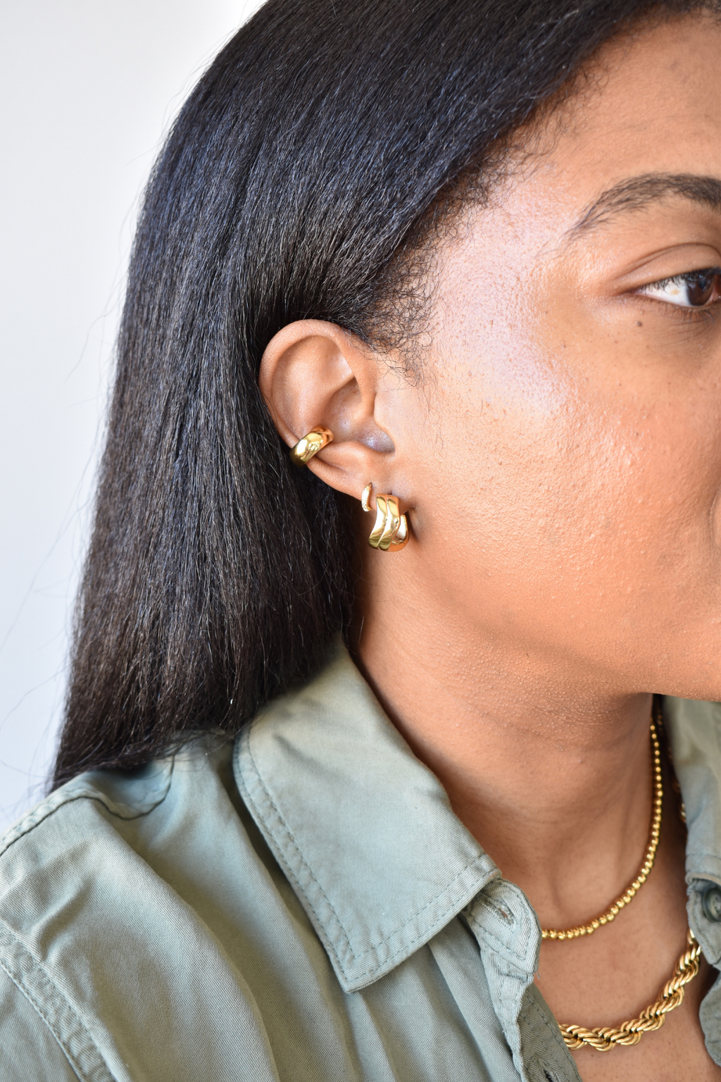 Jada Wavy Huggie Earrings image 2
