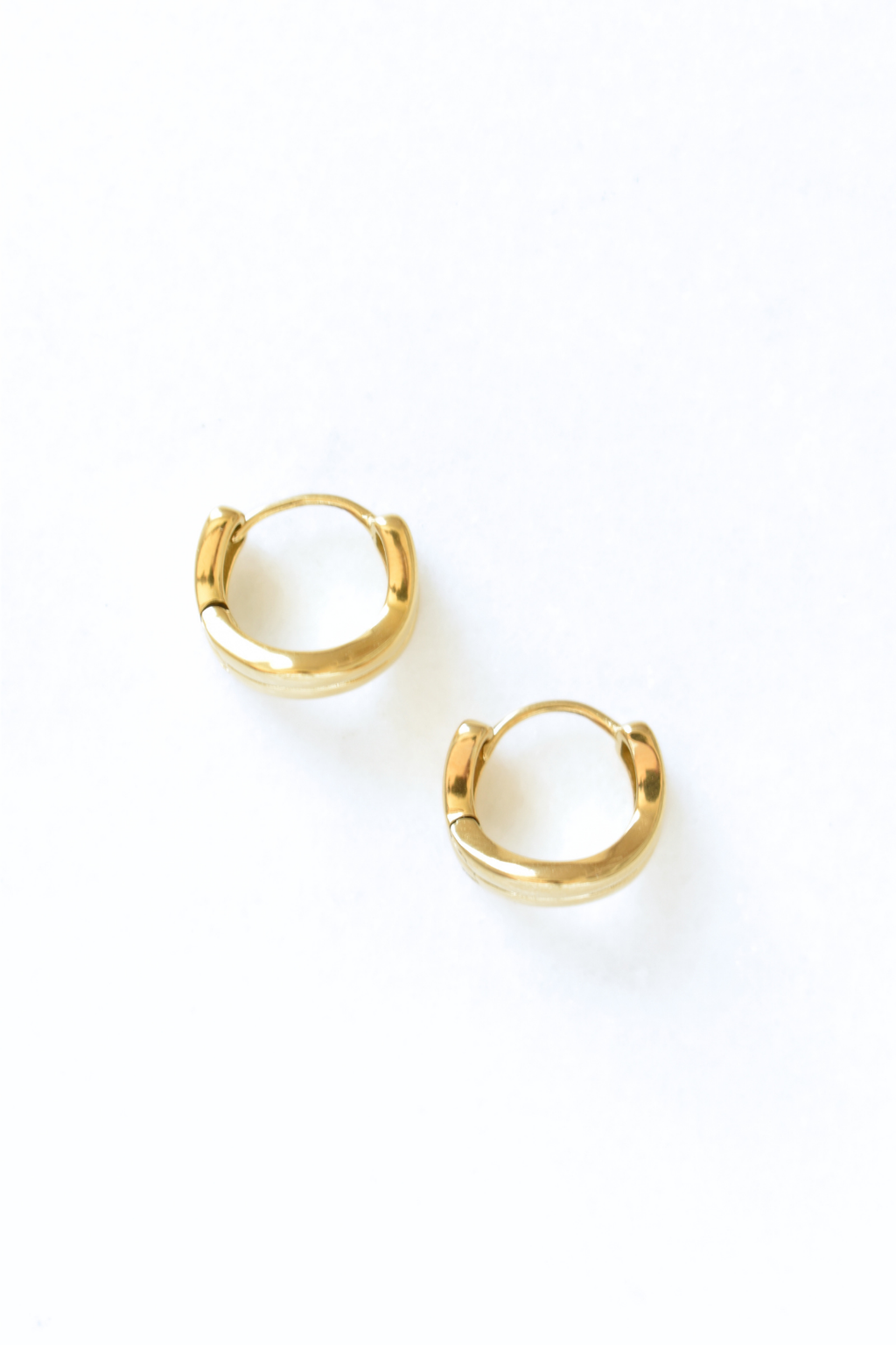 Jada Wavy Huggie Earrings image 5